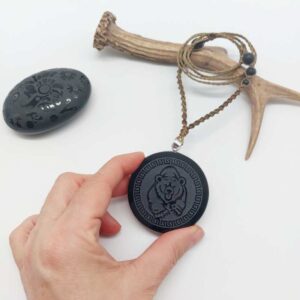 OBSIDIAN MEDVED medaljon makrame