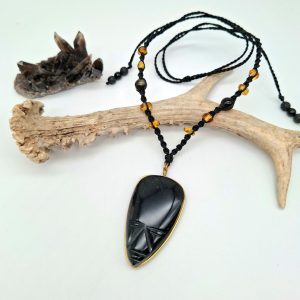 OBSIDIAN SHAMAN medaljon makrame z jantarjem